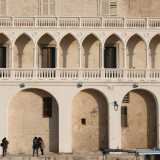 Alla destra dell�insenatura compaiono palazzine storiche ma molto semplici, interrotte per� dall�eleganza di Palazzo Martinelli, abitazione settecentesca della casata locale, che spicca con il suo elegante loggiato bianco con archi a tutto sesto in stile veneziano